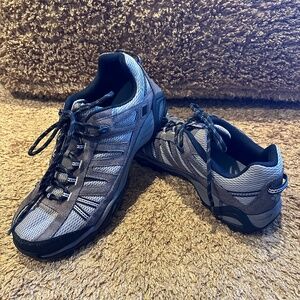 Men’s Columbia low-top hiking shoes, size 12